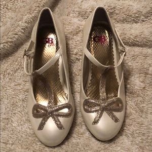 GB Girls dress shoes size 2 ivory & Gold